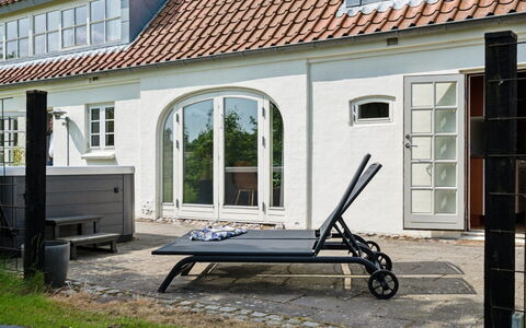 Malinda - 500M from the Sea: Appartement, Ombre, Balcon, Chaise, Clôture, Mobilier De Jardin, Aluminium, Gazon Artificiel