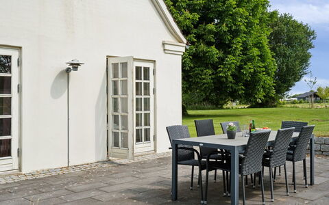 Malinda - 500M from the Sea: Appartement, Ombre, Balcon, Chaise, Clôture, Mobilier De Jardin, Aluminium, Gazon Artificiel