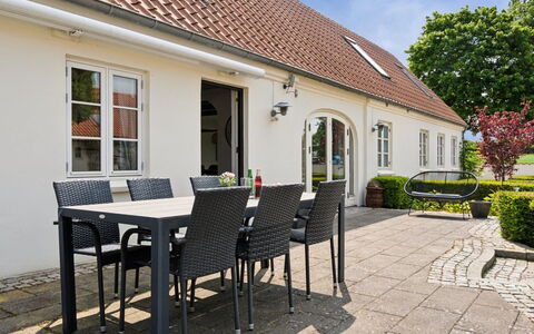 Malinda - 500M from the Sea: Appartement, Ombre, Balcon, Chaise, Clôture, Mobilier De Jardin, Aluminium, Gazon Artificiel