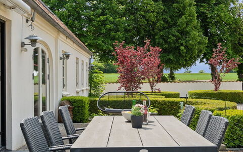 Malinda - 500M from the Sea: Appartement, Ombre, Balcon, Chaise, Clôture, Mobilier De Jardin, Aluminium, Gazon Artificiel