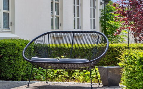 Malinda - 500M from the Sea: Appartement, Ombre, Balcon, Chaise, Clôture, Mobilier De Jardin, Aluminium, Gazon Artificiel