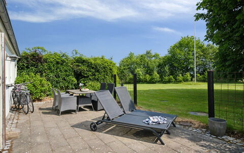 Malinda - 500M from the Sea: Appartement, Ombre, Balcon, Chaise, Clôture, Mobilier De Jardin, Aluminium, Gazon Artificiel