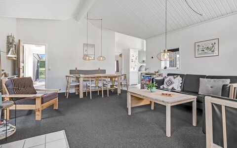 Kukka - 600M from the Sea: Meubles, Bois, Plafond, Sol, Design Intérieur, Sol, Domicile, Chaise, Salon, Canapé