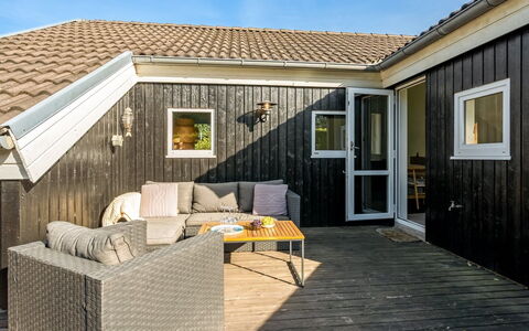 Kukka - 600M from the Sea: Sol, Mur, Sol, Design Intérieur, Bois, Plafond, Parquet, Éclairage, Meubles, Revêtement De Sol Stratifié