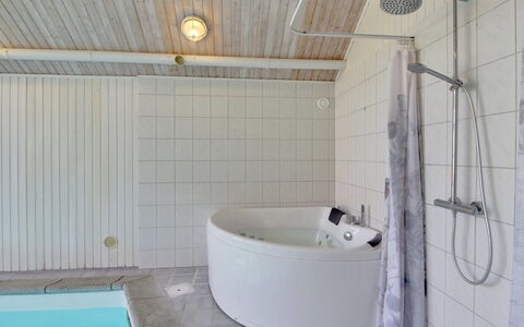 Rani - 800M from the Sea: Sol, Luminaire Plomberie, Sol, Design Intérieur, Baignoire, Plafond, Salle De Bains, Plomberie, Robinet, Meubles