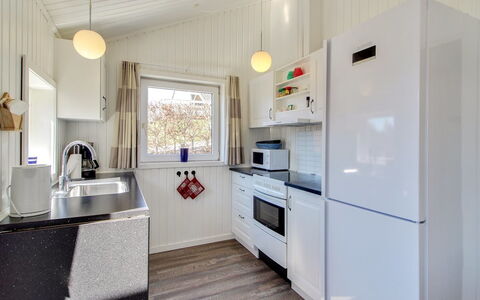 Rani - 800M from the Sea: Principaux Appliance, Bois, Cuisine, Appareil De Cuisine, Plafond, Design Intérieur, Électroménager, Comptoir, Domicile, Pièce