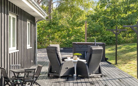 Adela - 1Km from the Sea: Toit, Maison, Lot Terre, Domicile, Chalet, Biens, Batiments Jardin, Ombre, Cabane En Rondins, Aménagement Paysager