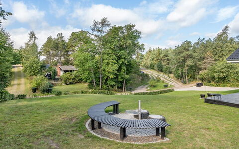 Adela - 1Km from the Sea: Toit, Maison, Lot Terre, Domicile, Chalet, Biens, Batiments Jardin, Ombre, Cabane En Rondins, Aménagement Paysager
