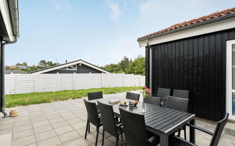 Bjarki - 800M from the Sea: Piscine, Ville Resort