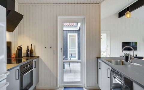 Bjarki - 800M from the Sea: Toit, Maison, Domicile, Chalet, Porte, Siding, Plate-Forme, Porche, Planche, Dur