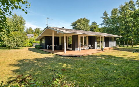 Gardis - 100M from the Sea: Toit, Maison, Domicile, Chalet, Siding, Biens, Allée, Batiments Jardin, Cour, Cabanon