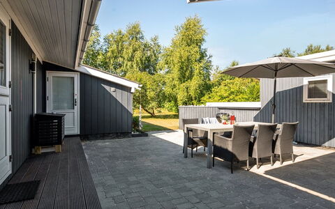 Gardis - 100M from the Sea: Toit, Maison, Domicile, Chalet, Siding, Biens, Allée, Batiments Jardin, Cour, Cabanon