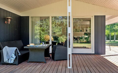 Gardis - 100M from the Sea: Toit, Maison, Domicile, Chalet, Siding, Biens, Allée, Batiments Jardin, Cour, Cabanon