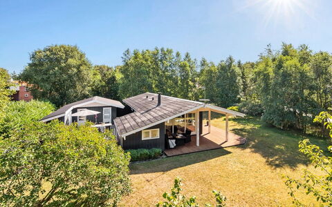 Gardis - 100M from the Sea: Toit, Maison, Domicile, Chalet, Siding, Biens, Allée, Batiments Jardin, Cour, Cabanon
