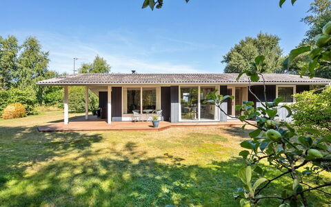 Gardis - 100M from the Sea: Toit, Maison, Domicile, Chalet, Siding, Biens, Allée, Batiments Jardin, Cour, Cabanon