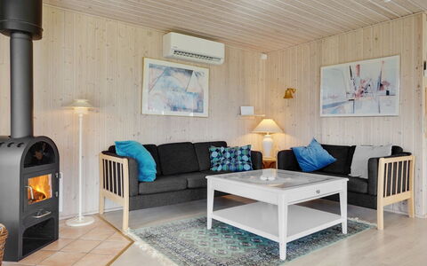 Gardis - 100M from the Sea: Toit, Maison, Domicile, Chalet, Siding, Biens, Allée, Batiments Jardin, Cour, Cabanon