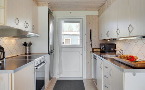 Gardis - 100M from the Sea: Toit, Maison, Domicile, Chalet, Siding, Biens, Allée, Batiments Jardin, Cour, Cabanon