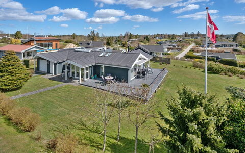 Kuno - 300M from the Sea: Toit, Maison, Domicile, Chalet, Siding, Biens, Allée, Batiments Jardin, Cour, Cabanon