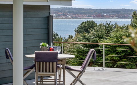 Kuno - 300M from the Sea: Toit, Maison, Domicile, Chalet, Siding, Biens, Allée, Batiments Jardin, Cour, Cabanon