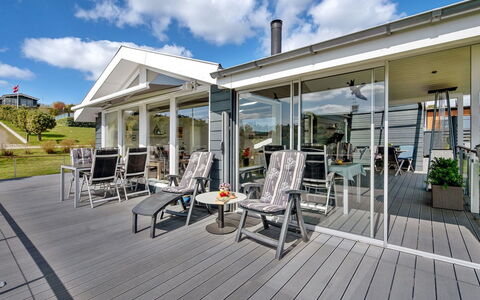 Kuno - 300M from the Sea: Toit, Maison, Domicile, Chalet, Siding, Biens, Allée, Batiments Jardin, Cour, Cabanon