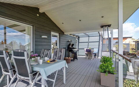 Kuno - 300M from the Sea: Toit, Maison, Domicile, Chalet, Siding, Biens, Allée, Batiments Jardin, Cour, Cabanon