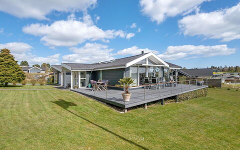Kuno - 300M from the Sea: Toit, Maison, Domicile, Chalet, Siding, Biens, Allée, Batiments Jardin, Cour, Cabanon