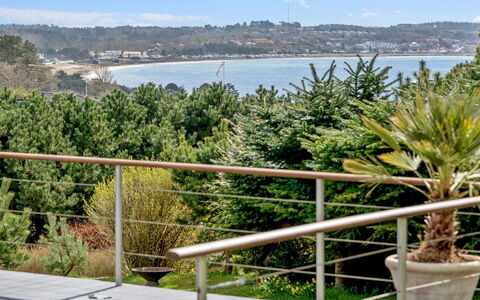 Kuno - 300M from the Sea: Toit, Maison, Domicile, Chalet, Siding, Biens, Allée, Batiments Jardin, Cour, Cabanon