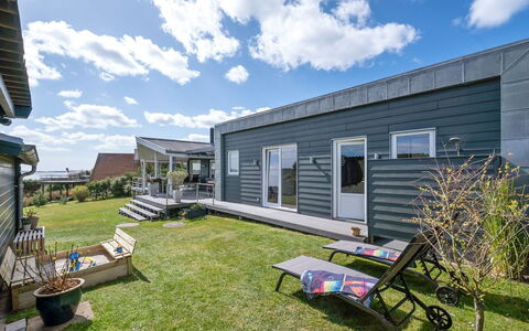 Kuno - 300M from the Sea: Toit, Maison, Domicile, Chalet, Siding, Biens, Allée, Batiments Jardin, Cour, Cabanon