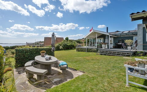 Kuno - 300M from the Sea: Toit, Maison, Domicile, Chalet, Siding, Biens, Allée, Batiments Jardin, Cour, Cabanon