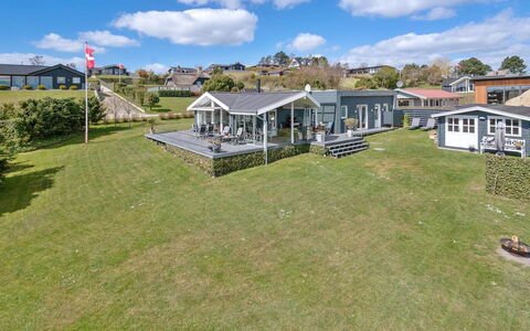 Kuno - 300M from the Sea: Toit, Maison, Domicile, Chalet, Siding, Biens, Allée, Batiments Jardin, Cour, Cabanon