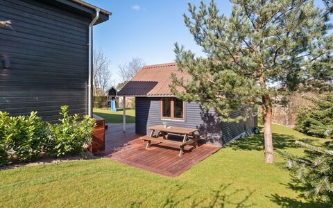 Ylvi - 250M from the Sea: Herbe, Maison, Arbuste, Chalet, Toit, Domicile, Siding, Lot Terre, Jardin, Pelouse