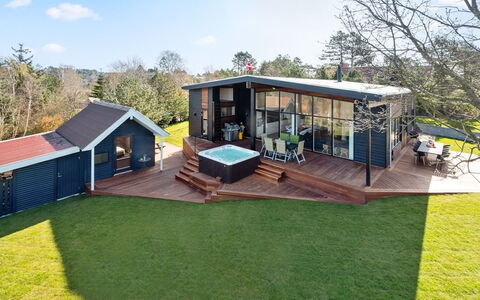 Ylvi - 250M from the Sea: Toit, Domicile, Lot Terre, Jardin, Chalet, Batiments Jardin, Cour, Plate-Forme, Ombre, Biens