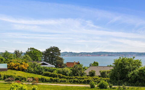 Rawald - 200M from the Sea: Toit, Maison, Domicile, Chalet, Siding, Biens, Allée, Batiments Jardin, Cour, Cabanon