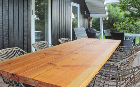 Rawald - 200M from the Sea: Toit, Maison, Domicile, Chalet, Siding, Biens, Allée, Batiments Jardin, Cour, Cabanon
