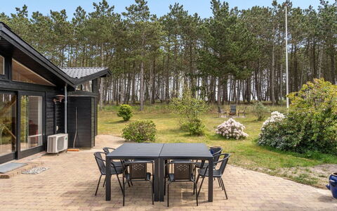 Keyla - 50M from the Sea: Toit, Maison, Domicile, Chalet, Siding, Biens, Allée, Batiments Jardin, Cour, Cabanon