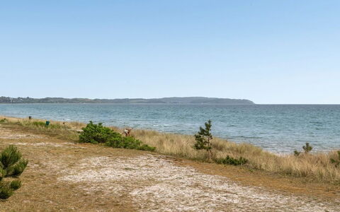 Keyla - 50M from the Sea: Toit, Maison, Domicile, Chalet, Siding, Biens, Allée, Batiments Jardin, Cour, Cabanon