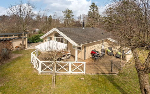 Sitka - 250M from the Sea: Toit, Maison, Domicile, Chalet, Siding, Biens, Allée, Batiments Jardin, Cour, Cabanon