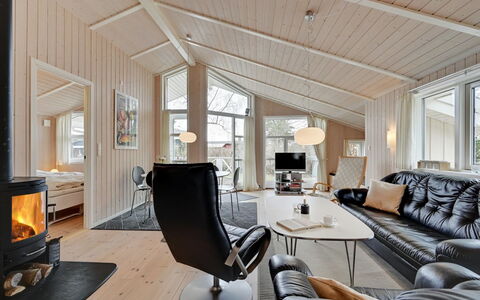 Sitka - 250M from the Sea: Toit, Maison, Domicile, Chalet, Siding, Biens, Allée, Batiments Jardin, Cour, Cabanon