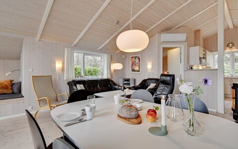 Sitka - 250M from the Sea: Toit, Maison, Domicile, Chalet, Siding, Biens, Allée, Batiments Jardin, Cour, Cabanon