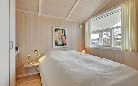Sitka - 250M from the Sea: Toit, Maison, Domicile, Chalet, Siding, Biens, Allée, Batiments Jardin, Cour, Cabanon