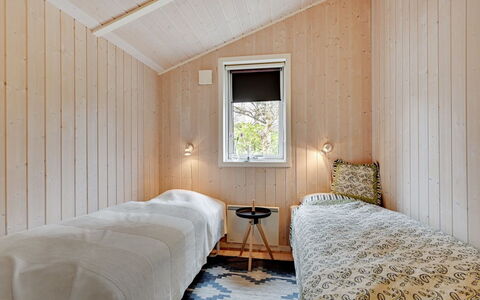 Sitka - 250M from the Sea: Toit, Maison, Domicile, Chalet, Siding, Biens, Allée, Batiments Jardin, Cour, Cabanon