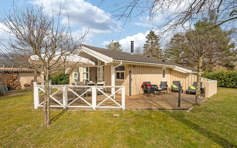 Sitka - 250M from the Sea: Toit, Maison, Domicile, Chalet, Siding, Biens, Allée, Batiments Jardin, Cour, Cabanon