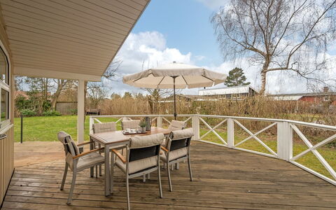 Sitka - 250M from the Sea: Toit, Maison, Domicile, Chalet, Siding, Biens, Allée, Batiments Jardin, Cour, Cabanon