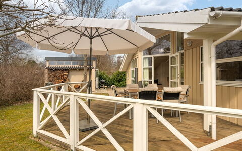 Sitka - 250M from the Sea: Toit, Maison, Domicile, Chalet, Siding, Biens, Allée, Batiments Jardin, Cour, Cabanon