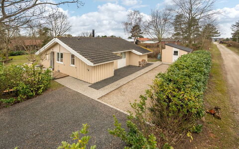 Sitka - 250M from the Sea: Toit, Maison, Domicile, Chalet, Siding, Biens, Allée, Batiments Jardin, Cour, Cabanon