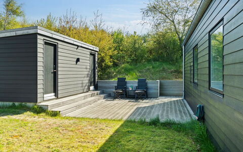 Irek - 500M from the Sea: Chalet, Domicile, Maison, Toit, Porche, Biens, Siding, Batiments Jardin, Ferme, Cour