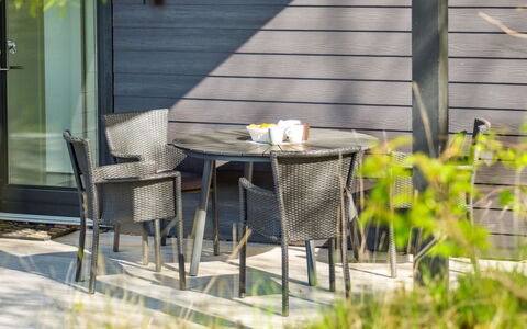 Irek - 500M from the Sea: Chalet, Domicile, Maison, Toit, Porche, Biens, Siding, Batiments Jardin, Ferme, Cour