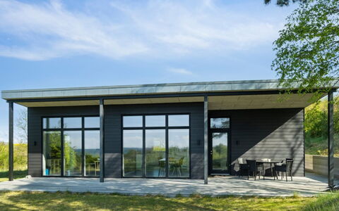 Irek - 500M from the Sea: Chalet, Domicile, Maison, Toit, Porche, Biens, Siding, Batiments Jardin, Ferme, Cour