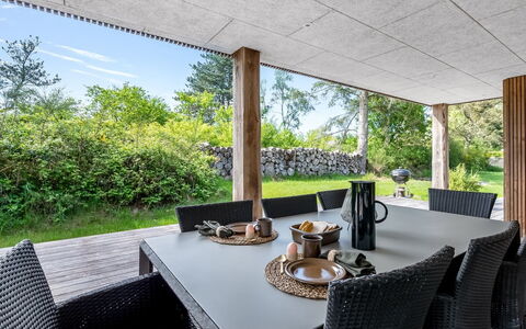 Sylva - 150M from the Sea: Toit, Maison, Domicile, Chalet, Siding, Biens, Allée, Batiments Jardin, Cour, Cabanon