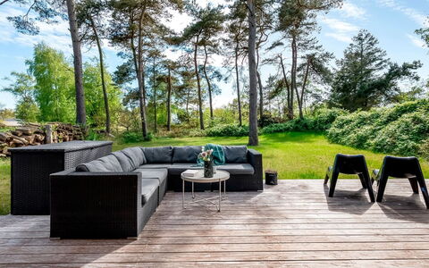 Sylva - 150M from the Sea: Toit, Maison, Domicile, Chalet, Siding, Biens, Allée, Batiments Jardin, Cour, Cabanon